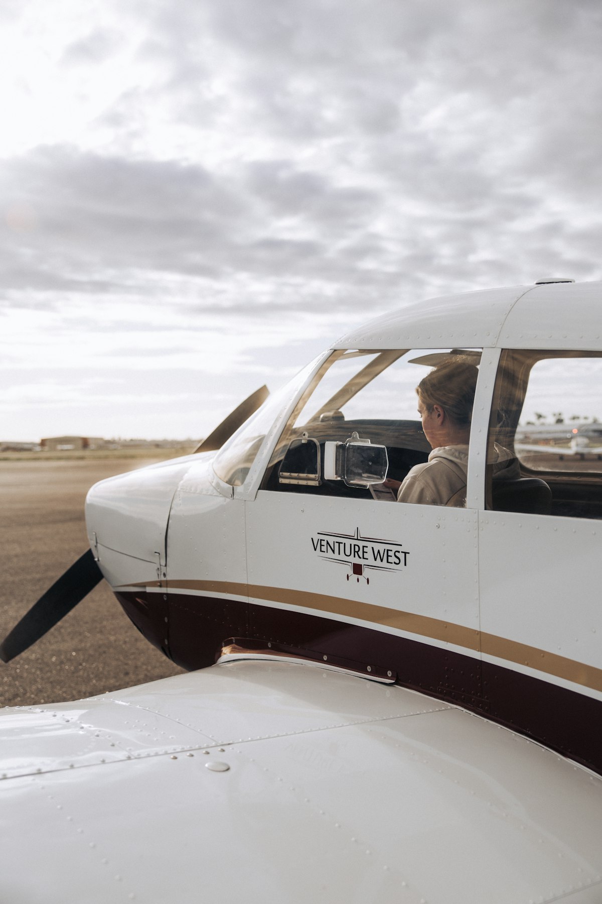 Pilot i cockpit på ett litet flygplan