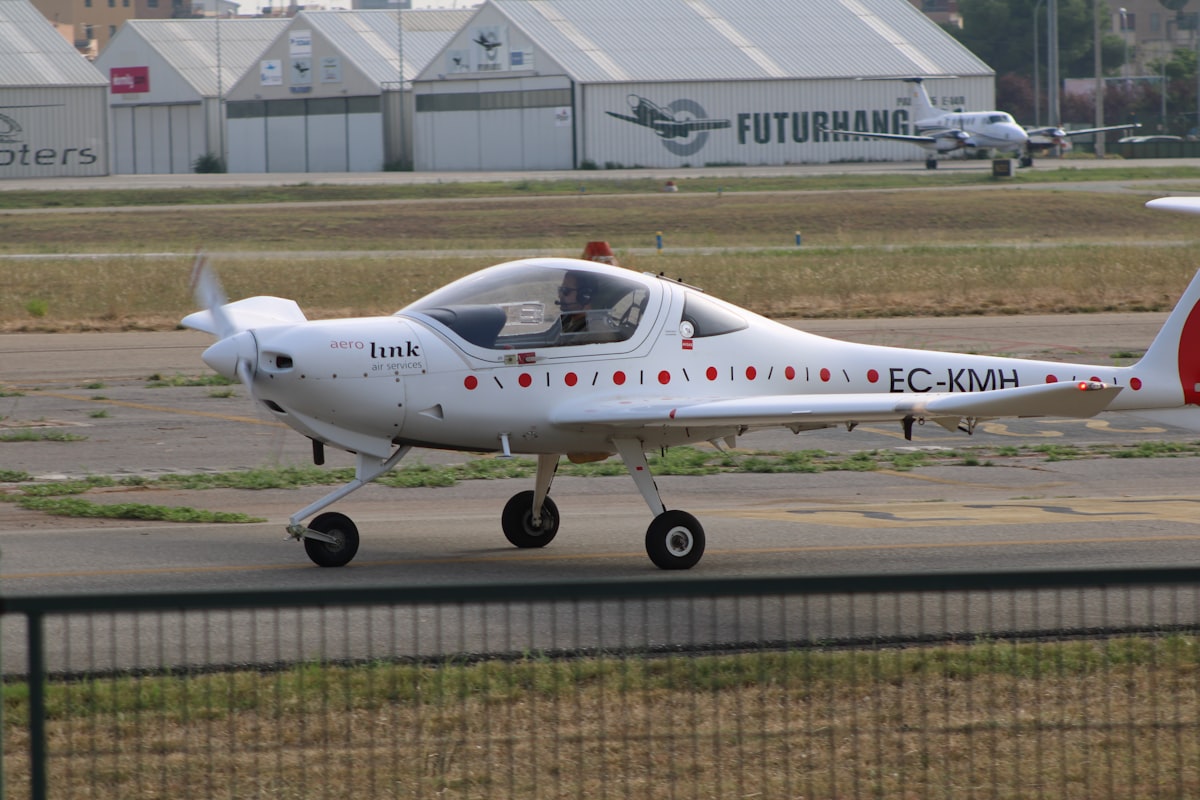 Litet flygplan taxar på fältet